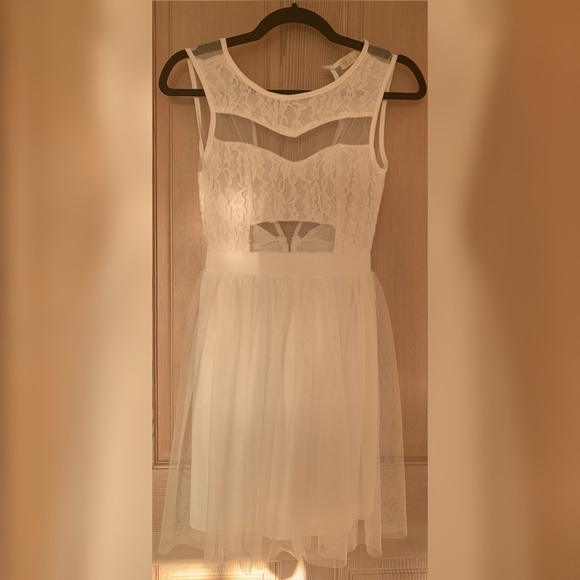 White Dress with lace and tool - Picture 1 of 4